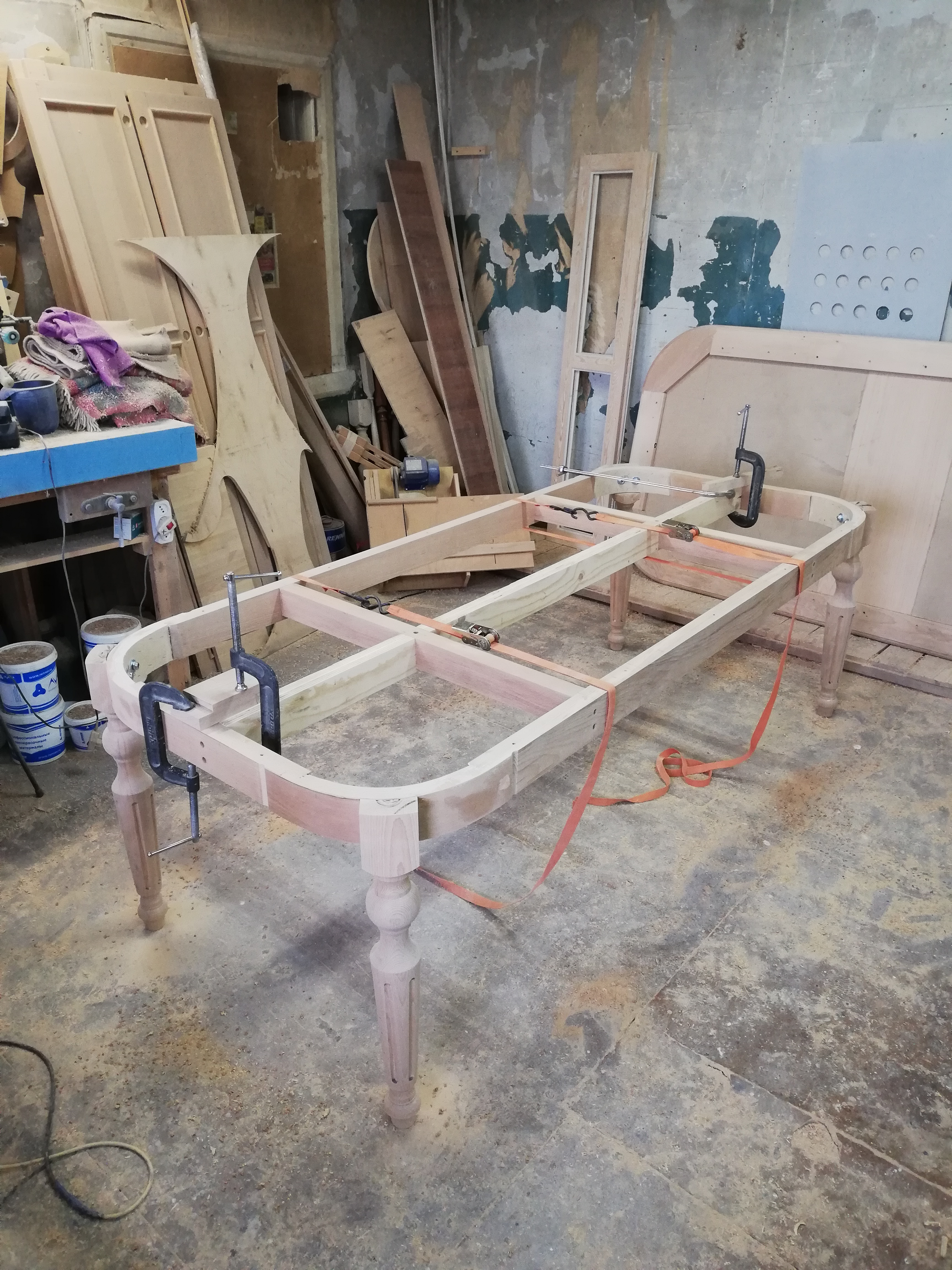 Процесс изготовления стола обеденого на четыре персоны в дизайне zuo park west coffee table в массиве сосны в г. Братске от столярной мастерской ЛариксПро LarixPro.